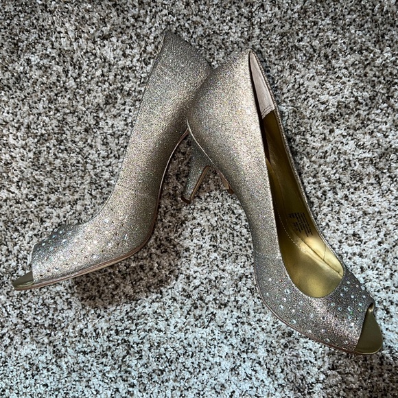 Peep-Toe Sparkly Gold Pumps (size 7) - Picture 3 of 10